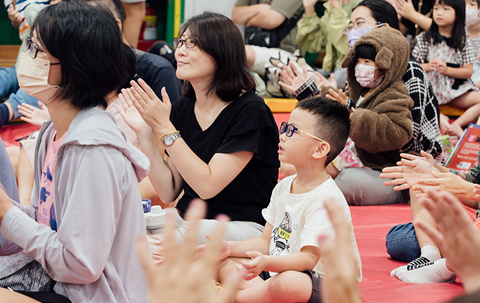家長和孩子共同欣賞蘋果劇團演繹的繪本故事，孩子們認真聆聽故事，投入其中，現場氣氛歡樂。