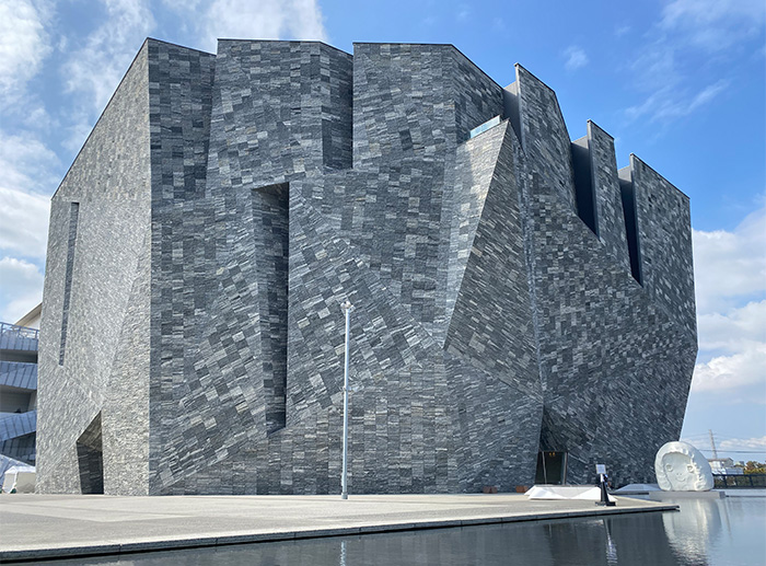 角川武藏野博物館建築外觀，牆面由2萬片花崗岩組成。