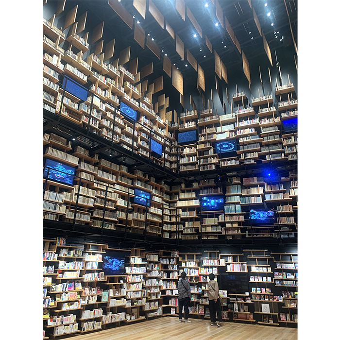 書架劇場8米高的書牆將訪客包圍，讓人彷彿置身在一個充滿魔法的幻想國度。