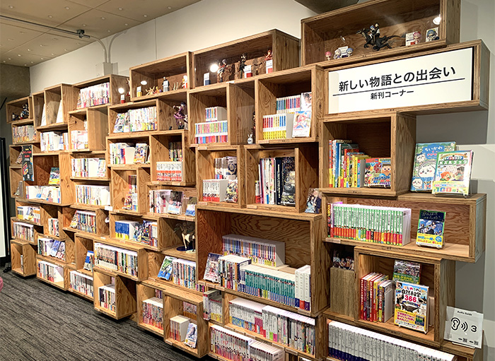 漫畫及輕小說新書展示櫃，執行製作人角川歷彥表示，這裡是全世界最大的輕小說圖書館。