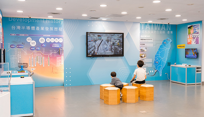 「半導體電路發展歷史區」透過影片介紹，可深入了解臺灣半導體產業發展歷程。