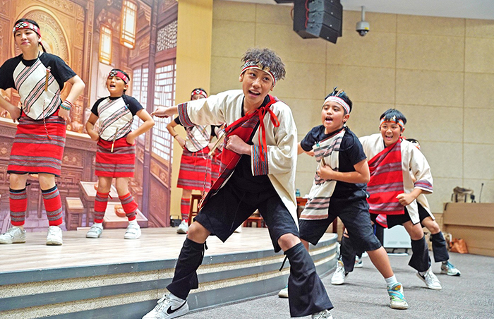 南投縣仁愛鄉力行國小參加「2024年世界閱讀日」，在開幕式表演泰雅樂舞。