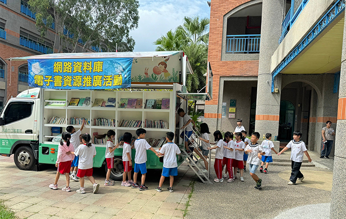 高市圖行動書車及故事劇團巡迴至旗山國小。