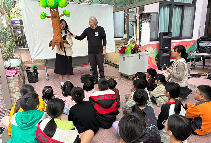 尖石鄉圖行動書車巡迴，以劇場演出推廣閱讀。