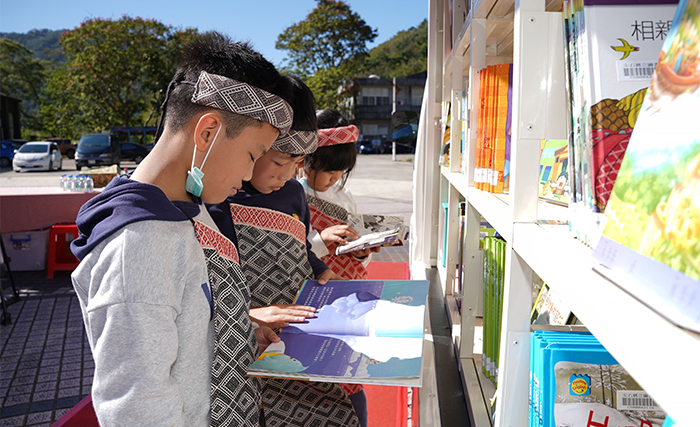 尖石鄉圖透過企業贊助，於2022年有了第一輛行動書車，將好書帶進各個部落。