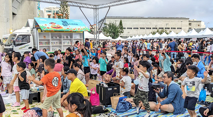 澎湖縣圖定期派出「行動圖書館」專車，將閱讀資源主動送到不同讀者群體。