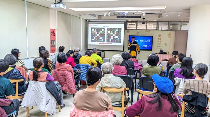 2024年因應AI浪潮，以「AI與數位素養」為主題，為樂齡族群安排講座。