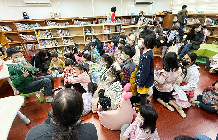 湖西鄉圖舉辦「親子共讀好時光」，由大孩子說故事給小朋友聽。