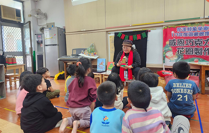 萬榮鄉圖辦理「感恩巧克力聖誕花圈」手作活動，小朋友們專心聆聽講師講解。