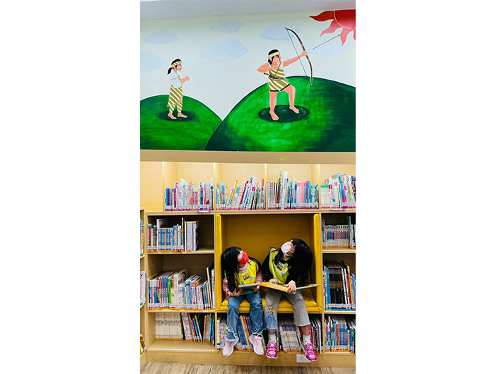 萬榮鄉立南區幼兒園參觀萬榮鄉圖，經館員介紹圖書館環境，小朋友們在館內閱讀喜愛的繪本。