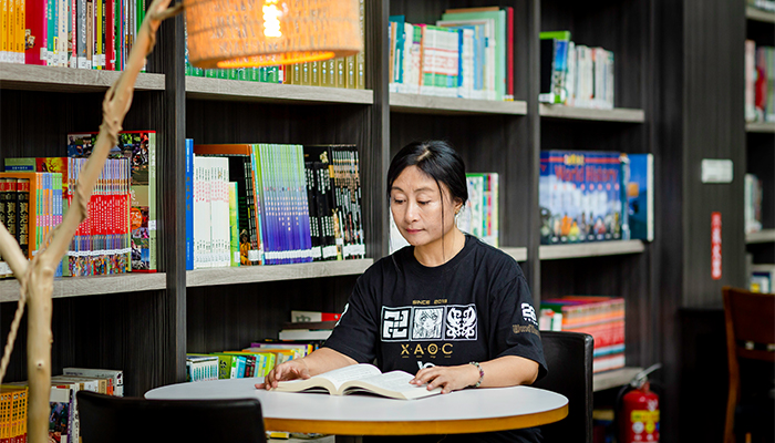 梁秀娜常到部落各校拜訪，開設課輔班照顧孩子，並推動圖書館的成立。