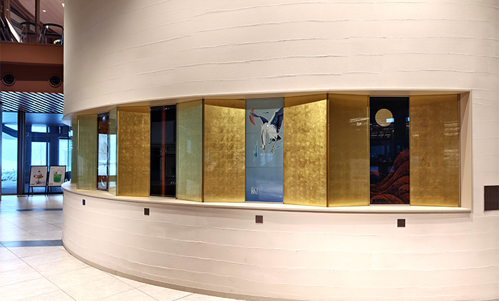 館內入口處展示名家作品，由7位藝術家以傳統技法表現當地的風景與事物。
