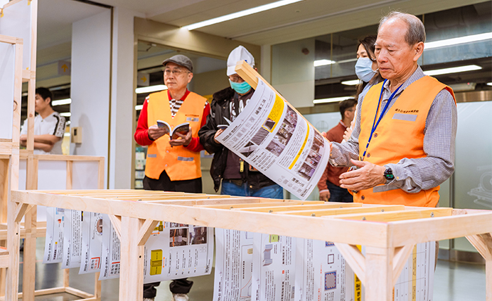 「地震工程主題故事報架」呼應圖書館提供讀者看報的手法，讀者可以自由拿取報紙閱讀。