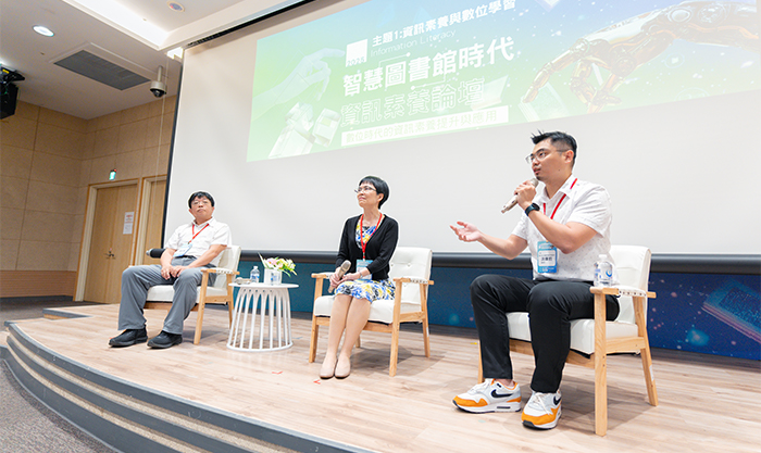 陳明蕾（中）、洪暉鈞（右）於「2025智慧圖書館時代資訊素養論壇」中分享相關經驗。