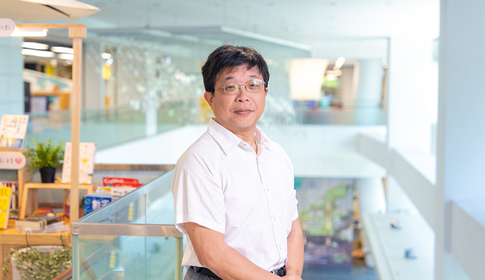 賴和隆在教學過程有系統地引導學生操作AI工具,例如ChatGPT、Perplexity與Claude等平台,培養學生資訊判讀與提問能力。