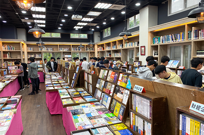 建國中學圖書館主題書展。