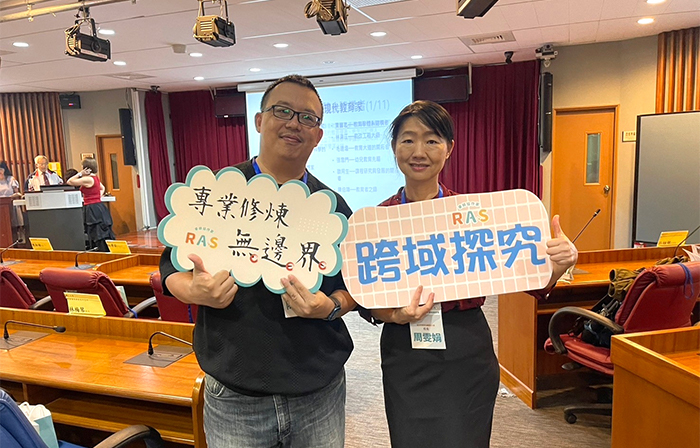 陳乃誠(左)於睿師社群成果報告,十多年來深耕數位教學並推動資訊融入課程。