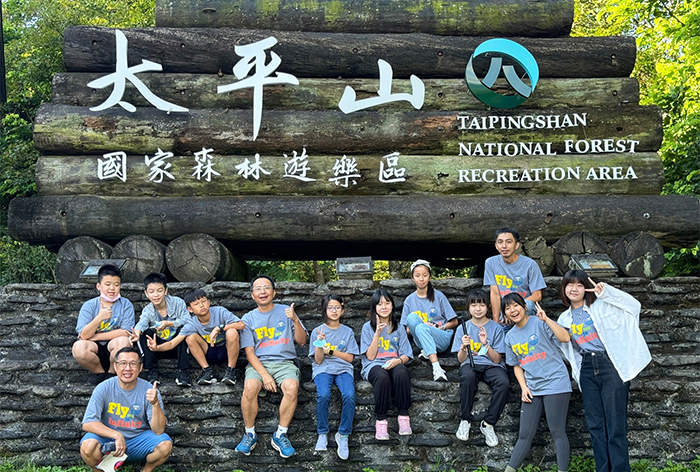 李易倫帶領學生至太平山拍攝紀錄片「眠腦山上見晴天」。