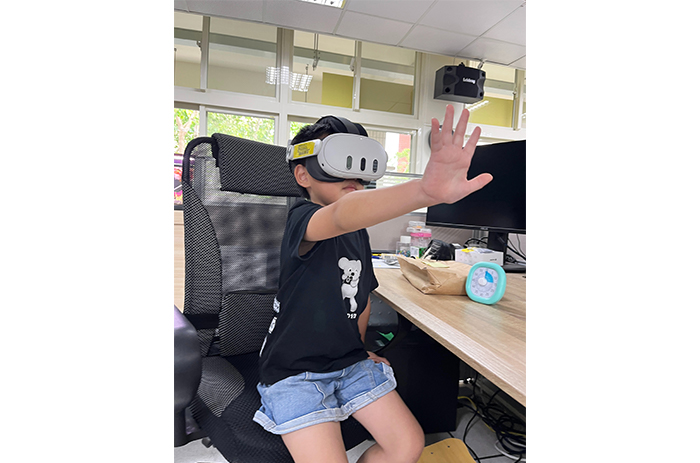 李易倫將VR課程融入影像教育。