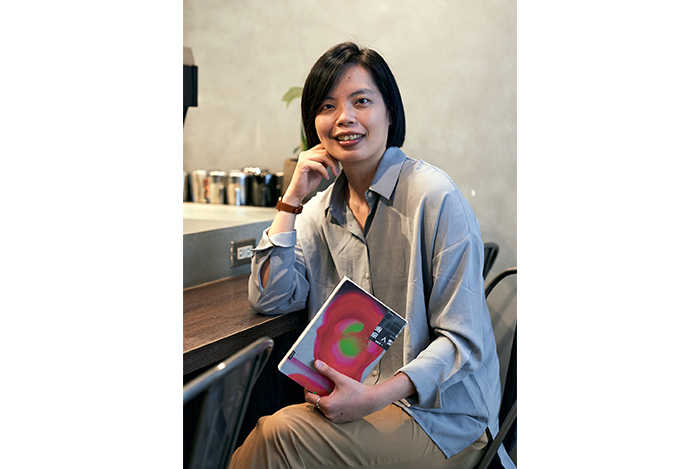 林新惠2020年林新惠出版首部短篇小說集《瑕疵人型》，收錄17 篇融合賽伯格氛圍、帶著冷調與灰暗感的作品。