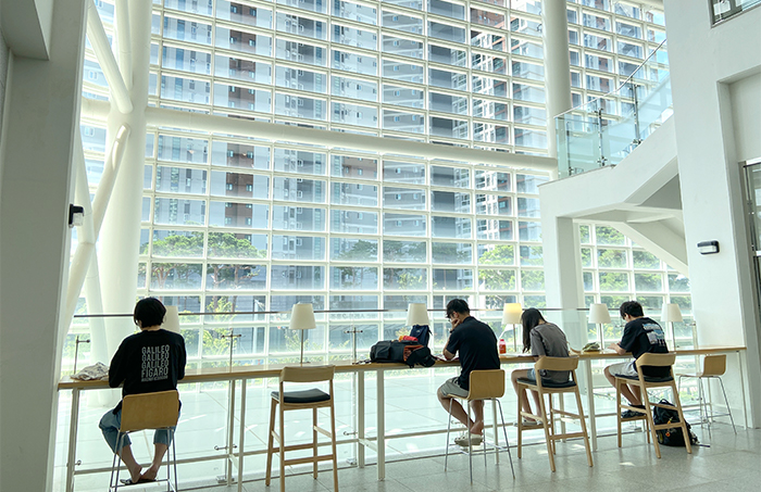 館內空間寬敞明亮，靠窗的閱讀區是熱門座位之一。