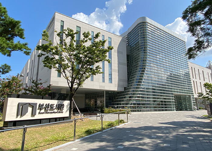 釜山圖書館建築外觀簡潔俐落，正面採用大面積的玻璃帷幕。