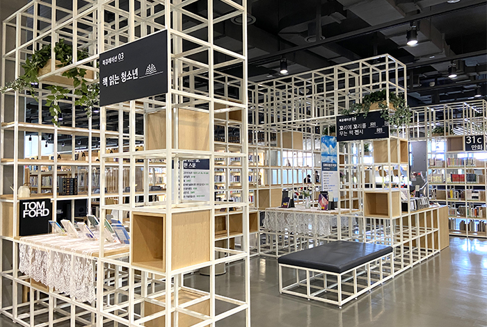 格柵設計的書架讓空間更有延伸感，搭配書展選書，營造出獨特的美感與氛圍。