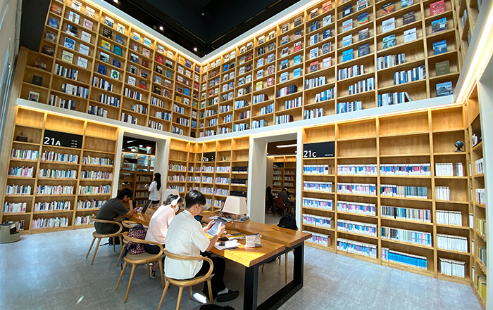 坐落於書牆之間的座位區，每個人都靜靜地沉浸在自己的閱讀時光中。