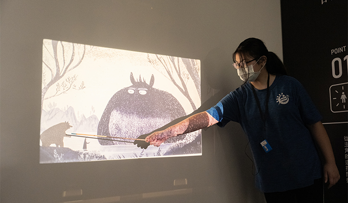 展區設置「繪本電影院」，讀者能透過重組幻燈片，體驗繪本創作的微妙旅程。