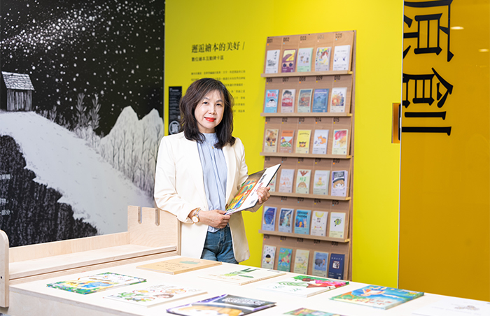 馬湘萍相信繪本的力量足以跨越年齡，溫暖、療癒每一個走進展場的讀者。