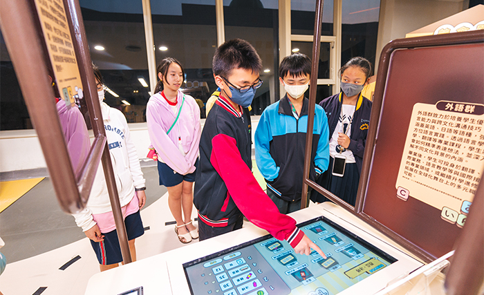 學生們透過栩栩如生的職業情境遊戲，了解技職群科需要具備的專業技能及學習內容。