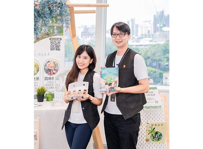 青少年閱覽區提供4萬冊以上的中西文館藏、期刊與漫畫,滿足年輕讀者閱讀需求。