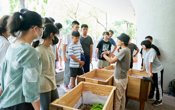 「書香小花園」邀請園藝、農藝老師帶領青少年認識土壤,親手製作木製菜箱與熱堆肥,從做中學,親身體驗「永續」意涵。