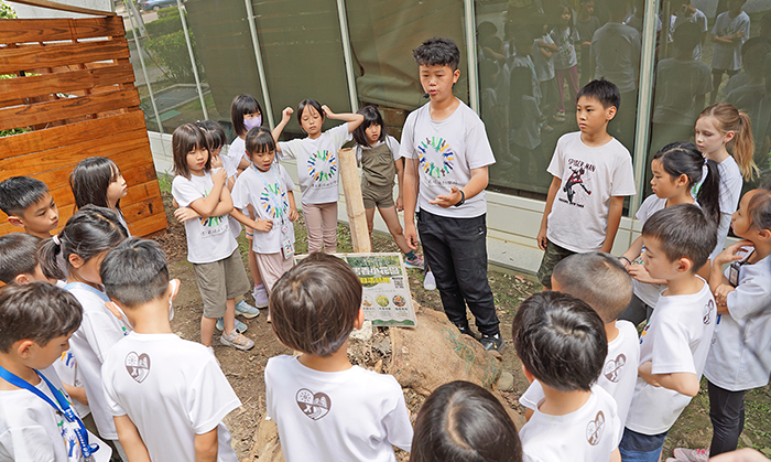 「書香小花園」邀請園藝、農藝老師帶領青少年認識土壤,親手製作木製菜箱與熱堆肥,從做中學,親身體驗「永續」意涵。
