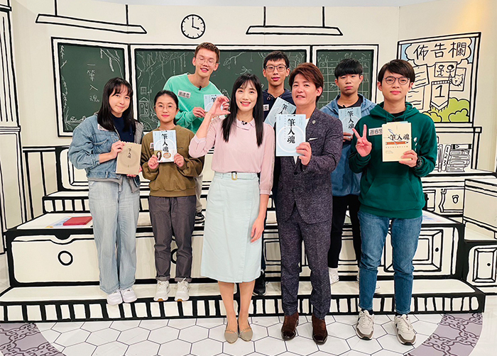 宋怡慧（前左）認為師長角色是陪伴青少年探索的閱讀教練。