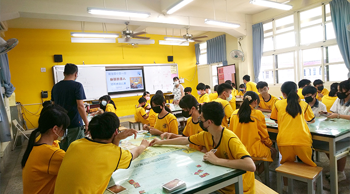 鹿港國中「妙語說書人班際桌遊賽」考驗學生的理解力與記憶力,也在遊戲中激發創造力與表達能力。