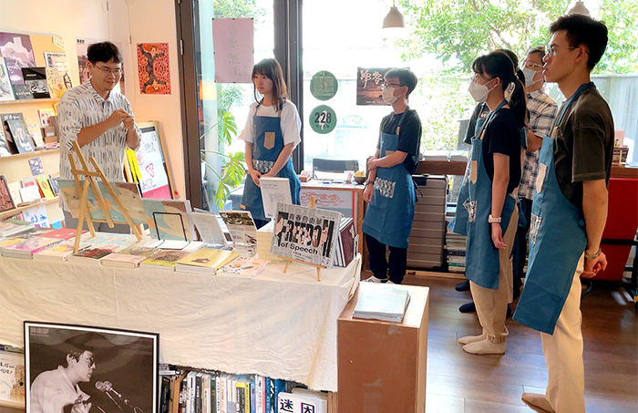 青少年們在獨立書店「南渡策室」、「時之河書屋」進行店長學習及全體合影。