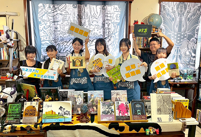 青少年們在獨立書店「南渡策室」、「時之河書屋」進行店長學習及全體合影。