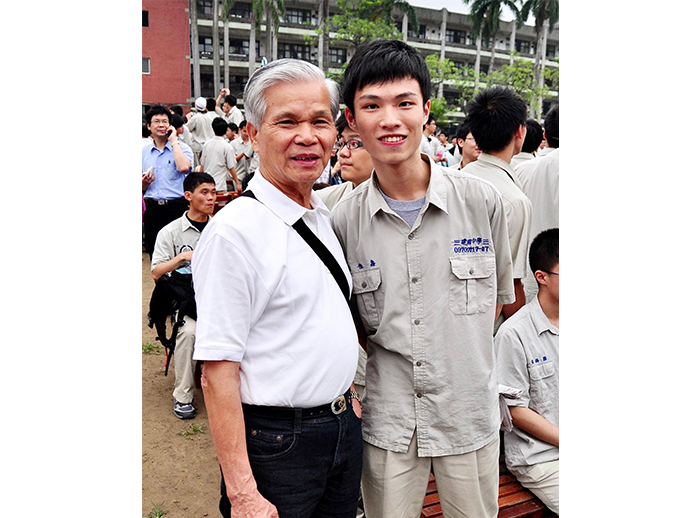 詹佳鑫於建國中學畢業典禮榮獲市長獎與爺爺合影。