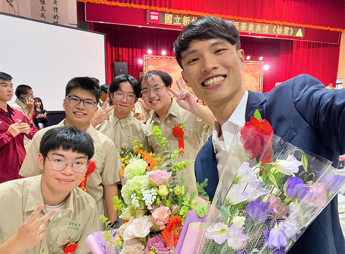 詹佳鑫於新竹中學參與畢業典禮與學生合影。