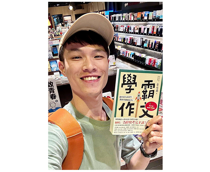 詹佳鑫於新竹中學參與畢業典禮與學生合影。