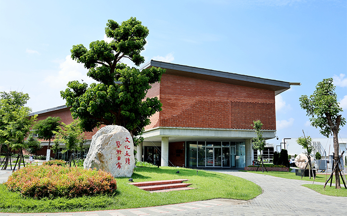 麥寮智慧圖書館透過紅磚建築融合傳統與現代美感,展現在地文化底蘊。