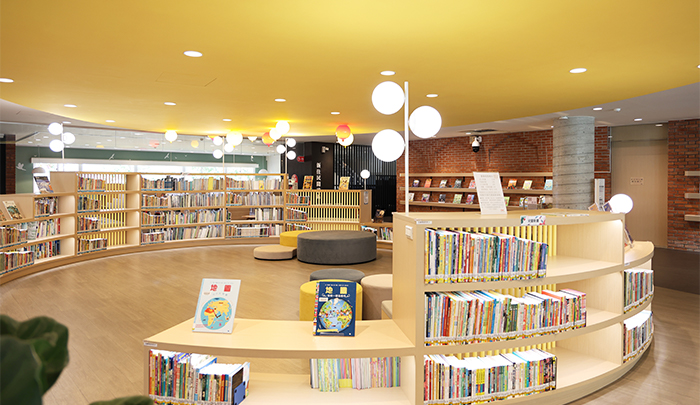 兒童閱讀區以圓形書架與低矮陳列,讓孩子輕鬆取書閱讀。