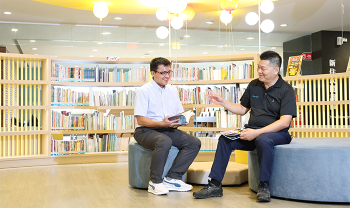 許忠富(右)與呂華洋(左)期盼麥寮智慧圖書館可以融入地方,讓孩子們愛上閱讀。