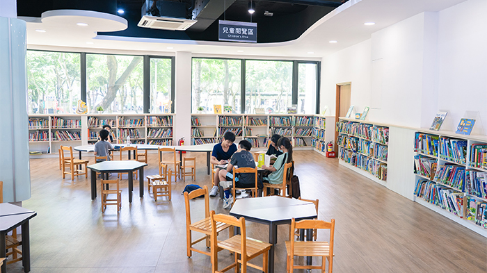 「兒童閱覽區」提供小朋友自在舒適的閱讀空間。