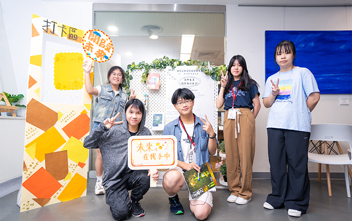 同學在課程最後分組進行主題策展，在國資圖海量的館藏中選書，設計陳列方式與周邊布置。