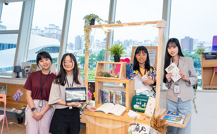 同學在課程最後分組進行主題策展，在國資圖海量的館藏中選書，設計陳列方式與周邊布置。
