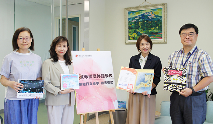 滝沢佳代子代表東禾外語贈送國資圖展覽繪本。