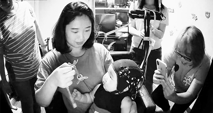 研究者可以把量測的電極片貼在嬰兒頭部，由媽媽抱著嬰兒，進行既安全又安靜的實驗