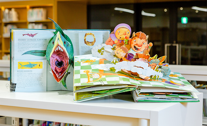 臺南市立圖書館新總館兒童書區以孩童視角進行圖書分類及標示，圖為立體書展示。